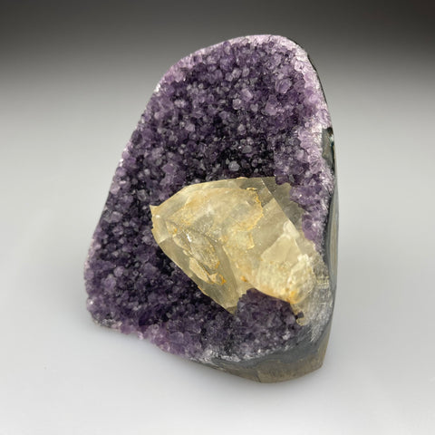 Amethyst Druse klein mit grossem Calcit