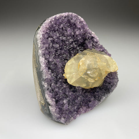 Amethyst Druse klein mit grossem Calcit