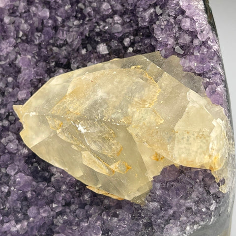 Amethyst Druse klein mit grossem Calcit