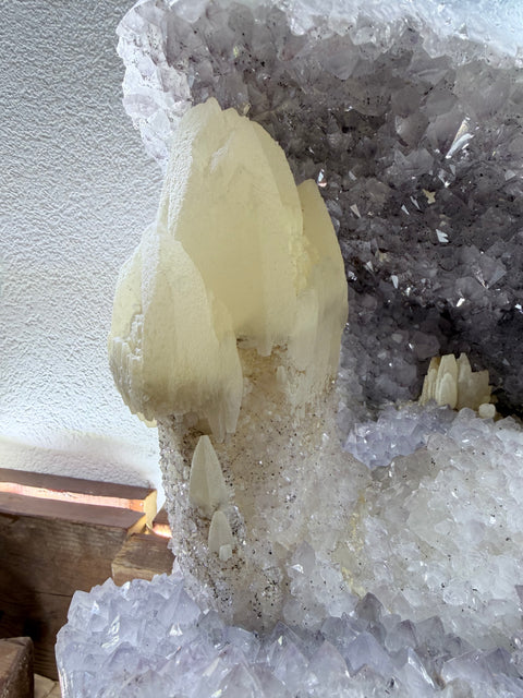 Amethyst mit einem Zepter-Calcit